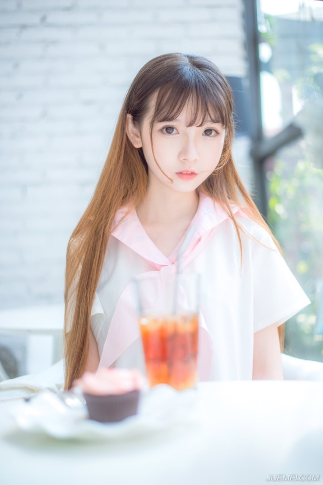 “蠢女人！”看着两女离去的背影，吕布摇了摇头，他哪看不出来，小乔对于周瑜的死虽然难过，但并没有那种死去活来的程度，毕竟时间可以冲淡一切，对周瑜如是，对小乔同样也如是，但哪怕这样，也不该在自己面前表现出来，不过小乔如果哪天长大了，没这份蠢劲了，那还真有点不习惯，相比起来，吕布还是比较喜欢看这一根筋的丫头刚刚挺起来那点劲儿被自己按下去的表情。